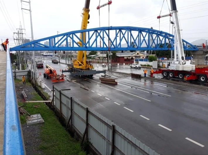 Solomon Hochoy Highway pedestrian bridge installation